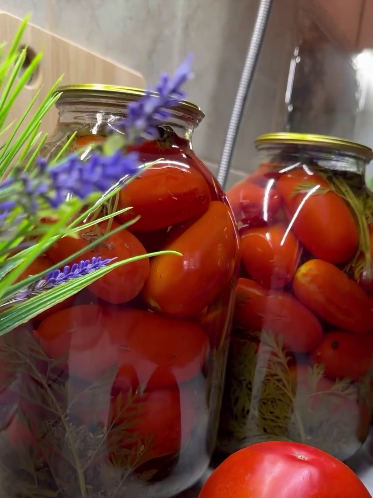 Мариновані помідори на зиму з морквяним бадиллям. Такої заготовки в моїм підвалі найбільше!