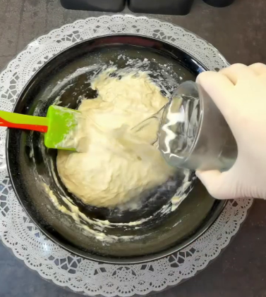 Ви закохаєтесь в цей рецепт назавжди! Найшвидше дріжджове тісто без розстойки на окропі