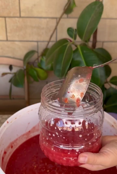 Рецептів аджики дуже багато, я пропоную рецепт аджики БЕЗ варіння, цукру і оцту! Ароматна, в міру ніжна та пікантна заготовка на зиму!