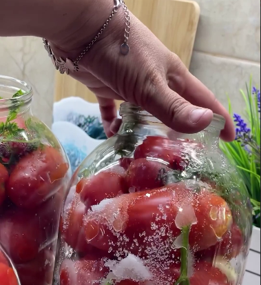 Мариновані помідори на зиму з морквяним бадиллям. Такої заготовки в моїм підвалі найбільше!