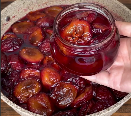 Варення зі слив - для мене цей рецепт найсмачніший і найвдаліший! Ароматне, смачне, з легкими пряними східними нотками