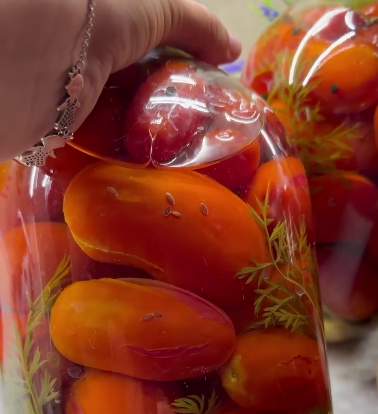 Мариновані помідори на зиму з морквяним бадиллям. Такої заготовки в моїм підвалі найбільше!