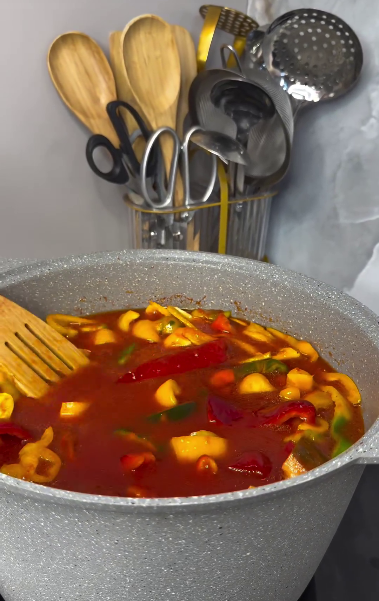 Лечо з помідорів і перцю на зиму - неймовірно смачна і проста заготовка лише із 2 інгредієнтів