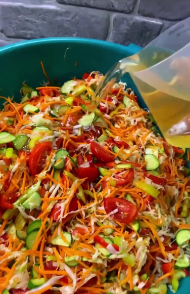 В цій банці є всі овочі! Наша обов'язкова щорічна заготовка! Пікантний салат на зиму "Золота осінь" - це дуже смачно!