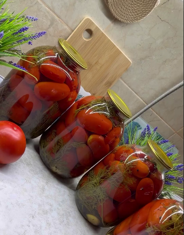 Мариновані помідори на зиму з морквяним бадиллям. Такої заготовки в моїм підвалі найбільше!