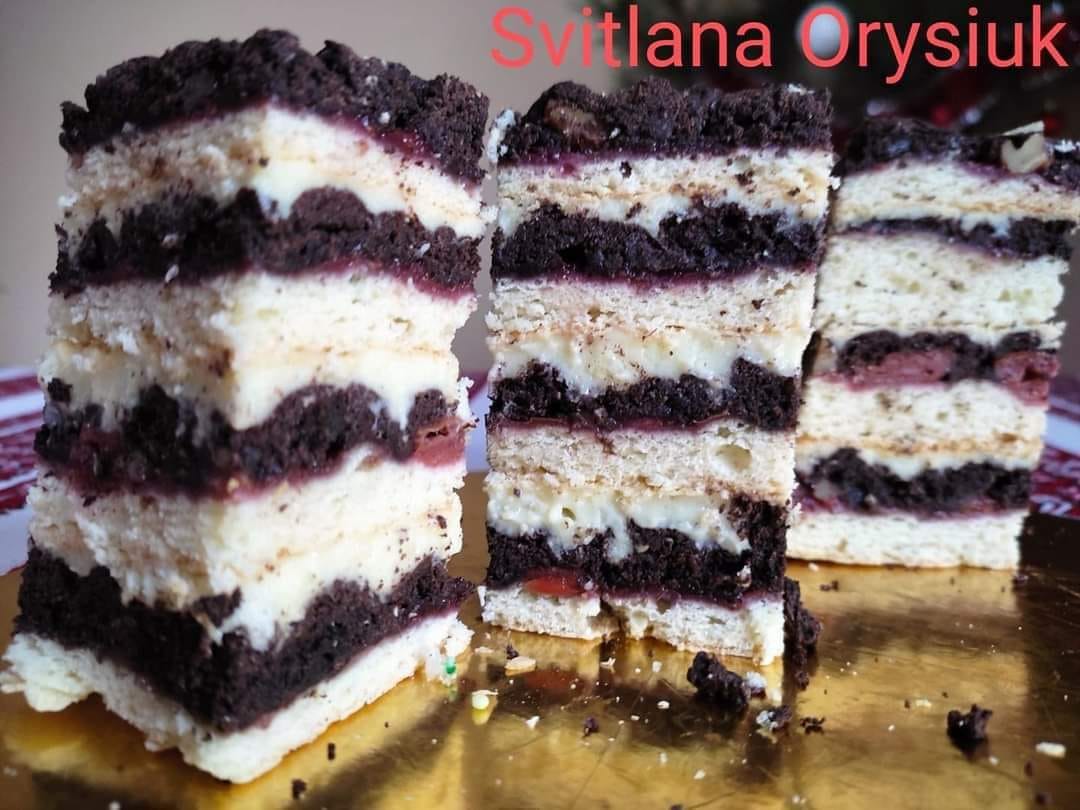 Розкішний пляцок "Вишиванка" за рецептом української господині - 2 види коржів, ніжний крем і вишні