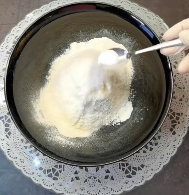 Ви закохаєтесь в цей рецепт назавжди! Найшвидше дріжджове тісто без розстойки на окропі