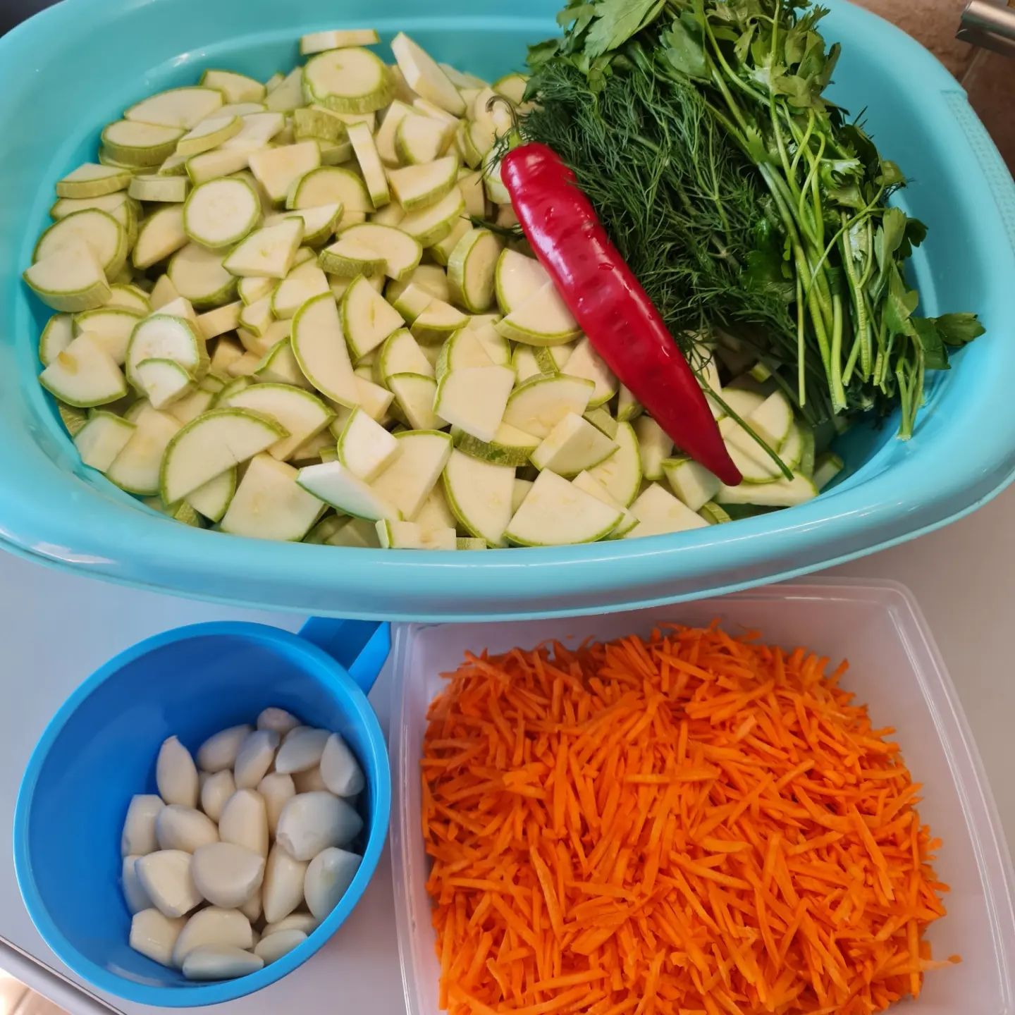 Кабачковий салат із зеленню та часником на зиму - це найулюбленіший салат чоловіка