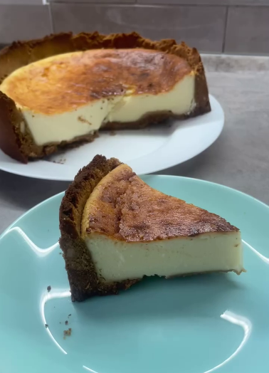 Справжній чізкейк "Нью-Йорк" в домашніх умовах! Він такий смачний і ніжний, що неможливо зупинитись!