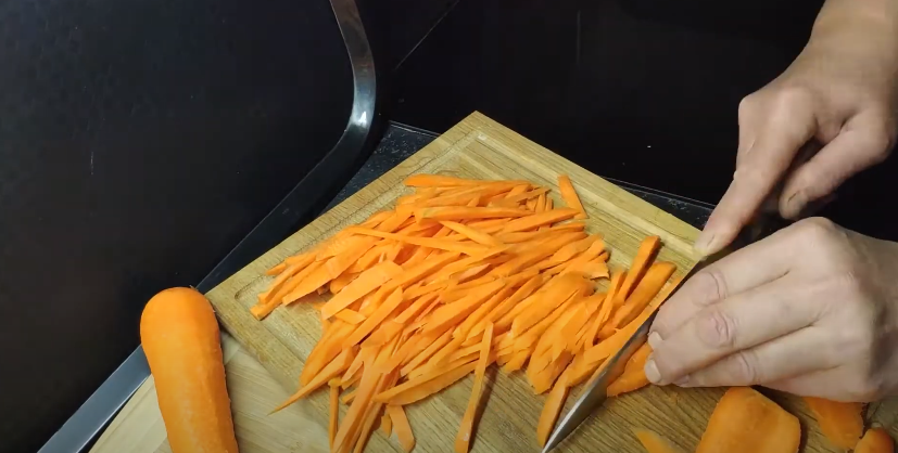 Цей смачний салат на зиму із кабачками підкорив всіх хто його пробував: простий і швидкий рецепт