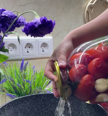 Мариновані помідори на зиму з морквяним бадиллям. Такої заготовки в моїм підвалі найбільше!