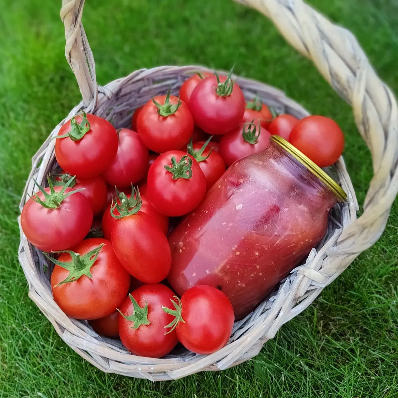 Помідори в томатному соку на зиму БЕЗ оцту - і самі помідорки і заливка виходять дуже смачними!
