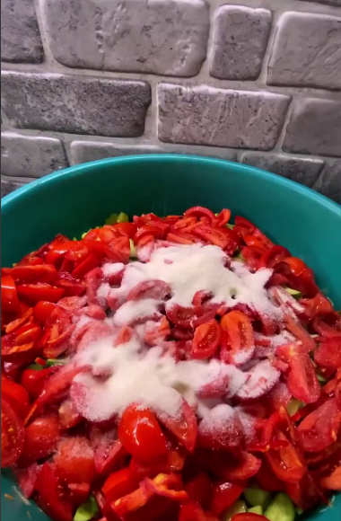 В цій банці є всі овочі! Наша обов'язкова щорічна заготовка! Пікантний салат на зиму "Золота осінь" - це дуже смачно!