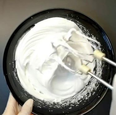 Знаменитий пляцок "Яблука в хмаринках" - дуже смачний пиріг! Ніжне суфле, соковиті яблука та пісочне тісто, ви повинні це спробувати!