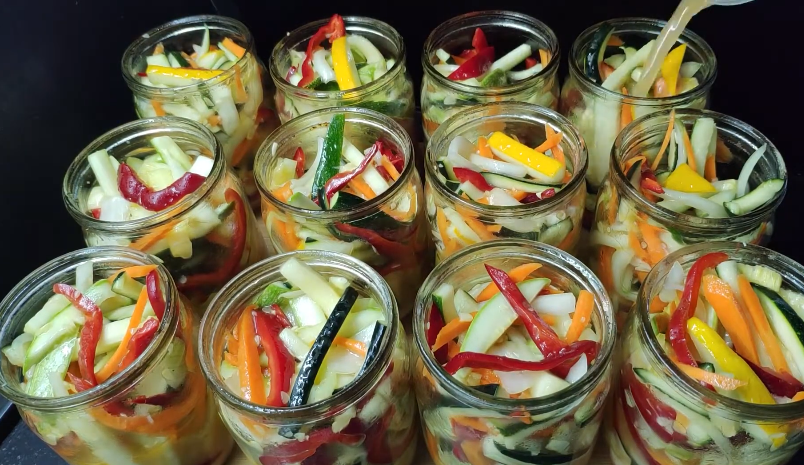 Цей смачний салат на зиму із кабачками підкорив всіх хто його пробував: простий і швидкий рецепт