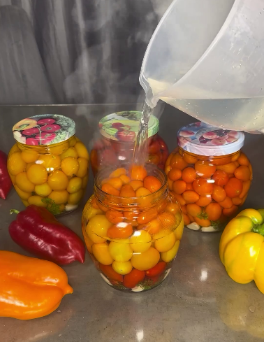 Мариновані помідори на зиму "за вуха не відірвеш". Розсіл та помідори виходять надзвичайно смачними