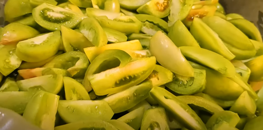 Взимку пальчики оближеш! Салат із зелених помідорів на зиму - дуже смачний салатик за старим, перевіреним рецептом моєї мами!