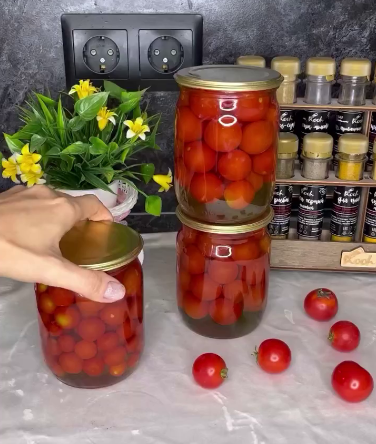 Дуже смачний рецепт, за яким ми незмінно готуємо помідори щороку! Солоні помідори БЕЗ оцту!