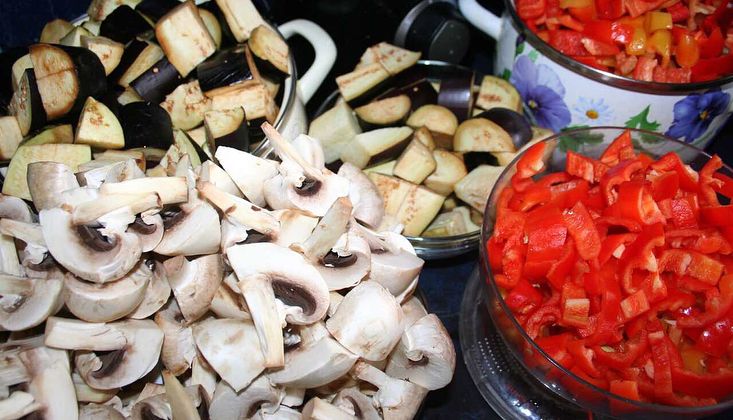 Це дуже смачно! Торік пошкодувала, що мало закрила! Соте із баклажанів і грибів на зиму!