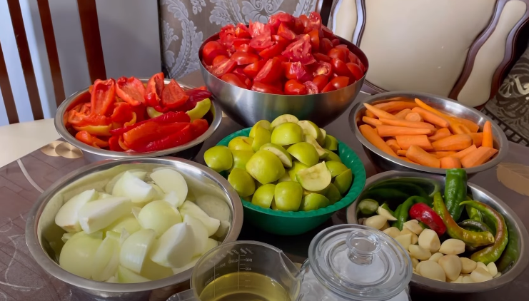 Цей рецепт шукають всі! Аджика з яблуками на зиму - БЕЗ цукру і оцту! Смачна, ароматна і готується просто!