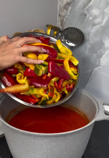 Лечо з помідорів і перцю на зиму - неймовірно смачна і проста заготовка лише із 2 інгредієнтів