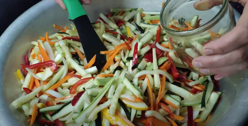 Цей смачний салат на зиму із кабачками підкорив всіх хто його пробував: простий і швидкий рецепт