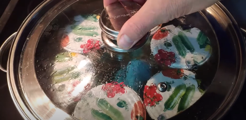 Цей смачний салат на зиму із кабачками підкорив всіх хто його пробував: простий і швидкий рецепт