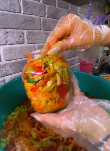 В цій банці є всі овочі! Наша обов'язкова щорічна заготовка! Пікантний салат на зиму "Золота осінь" - це дуже смачно!