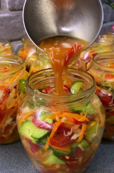 В цій банці є всі овочі! Наша обов'язкова щорічна заготовка! Пікантний салат на зиму "Золота осінь" - це дуже смачно!