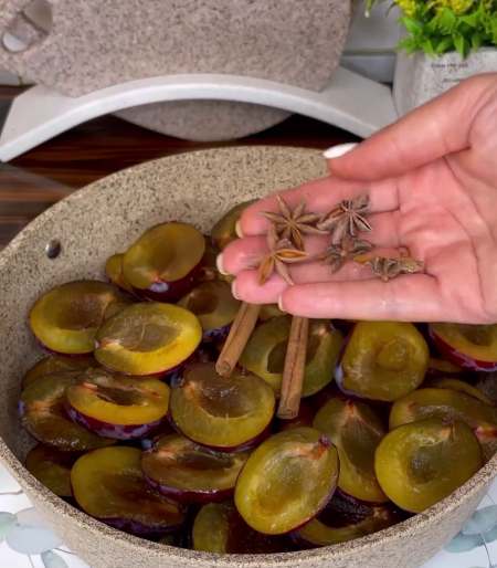 Варення зі слив - для мене цей рецепт найсмачніший і найвдаліший! Ароматне, смачне, з легкими пряними східними нотками