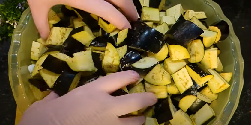 Найсмачніша ікра з баклажанів на зиму! Без оцту та стерилізації! Така заготовка зберігається у квартирі