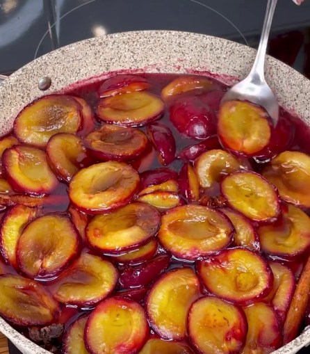 Варення зі слив - для мене цей рецепт найсмачніший і найвдаліший! Ароматне, смачне, з легкими пряними східними нотками