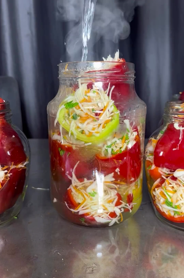 Це так смачно, що словами не передати! Перець фарширований капустою на зиму - відмінний рецепт!