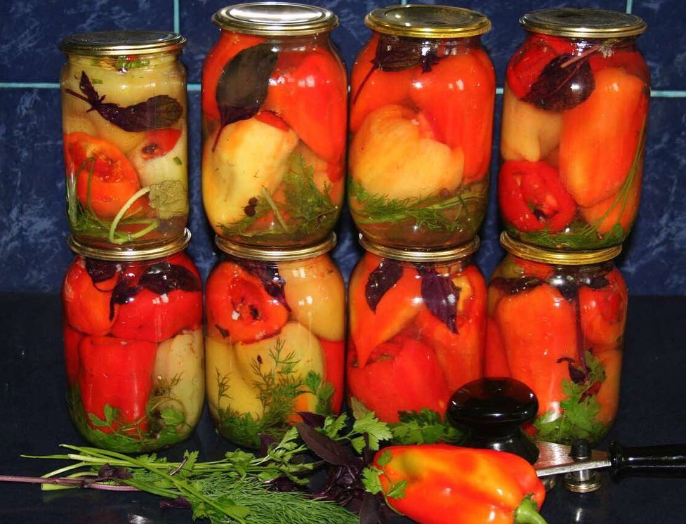 Любителям поєднання помідорів та базиліка присвячується! Перець фарширований помідорами на зиму