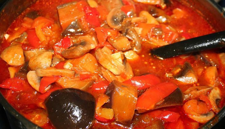 Це дуже смачно! Торік пошкодувала, що мало закрила! Соте із баклажанів і грибів на зиму!