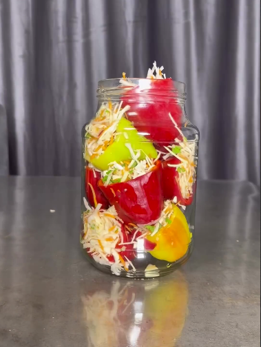 Це так смачно, що словами не передати! Перець фарширований капустою на зиму - відмінний рецепт!