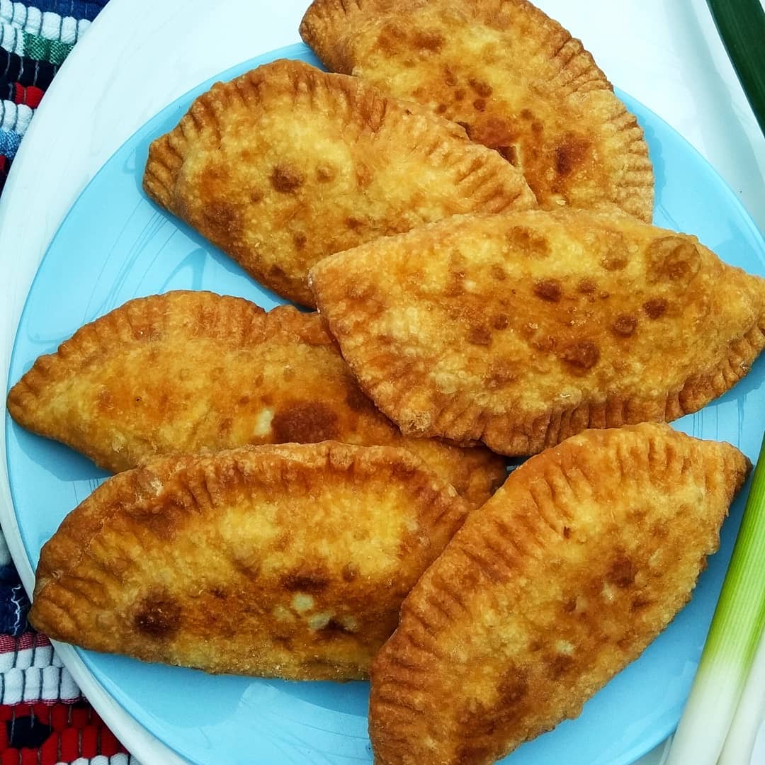 Готуємо смачні ПОСИКУНЧИКИ за рецептом моєї бабусі! Ці пиріжки схожі на чебуреки, але мені вони смачніші!