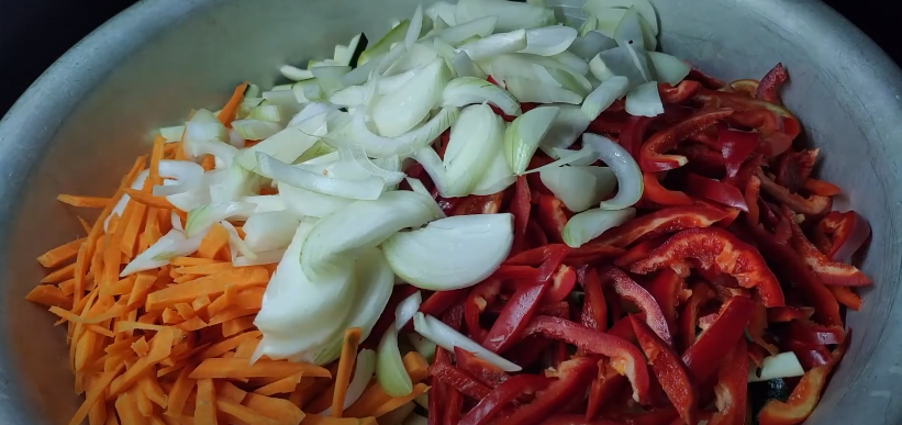 Цей смачний салат на зиму із кабачками підкорив всіх хто його пробував: простий і швидкий рецепт