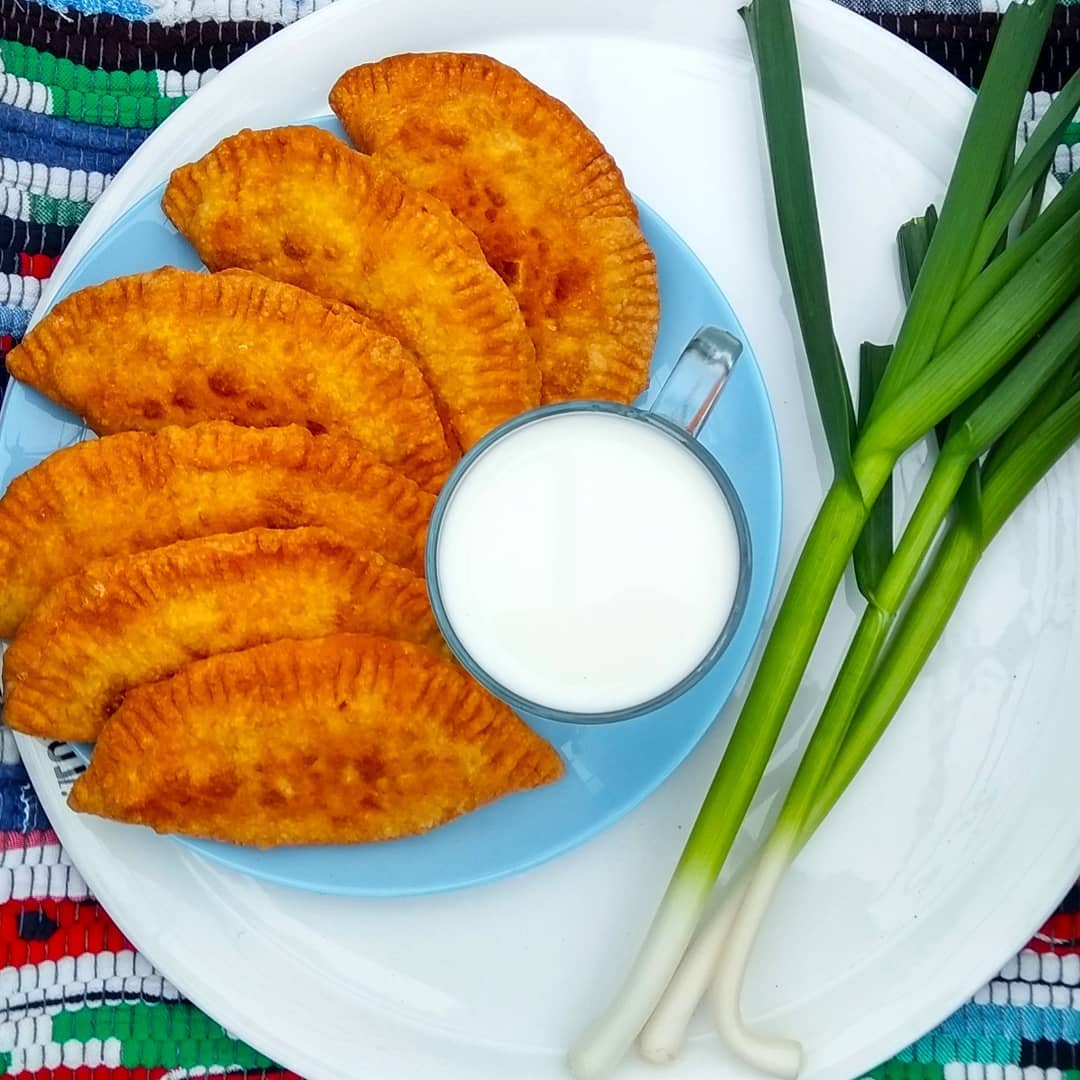 Готуємо смачні ПОСИКУНЧИКИ за рецептом моєї бабусі! Ці пиріжки схожі на чебуреки, але мені вони смачніші!