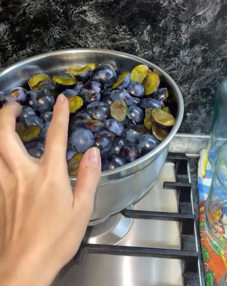 Це дуже вдалий і простий рецепт! Маринована слива на зиму - делікатесний гарнір до м'яса та птиці