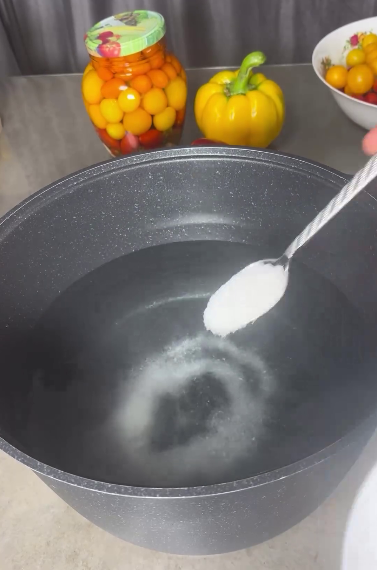 Мариновані помідори на зиму "за вуха не відірвеш". Розсіл та помідори виходять надзвичайно смачними