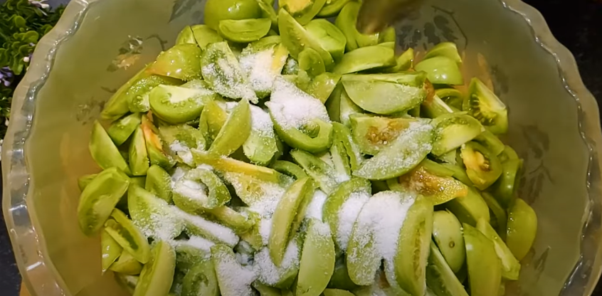 Взимку пальчики оближеш! Салат із зелених помідорів на зиму - дуже смачний салатик за старим, перевіреним рецептом моєї мами!