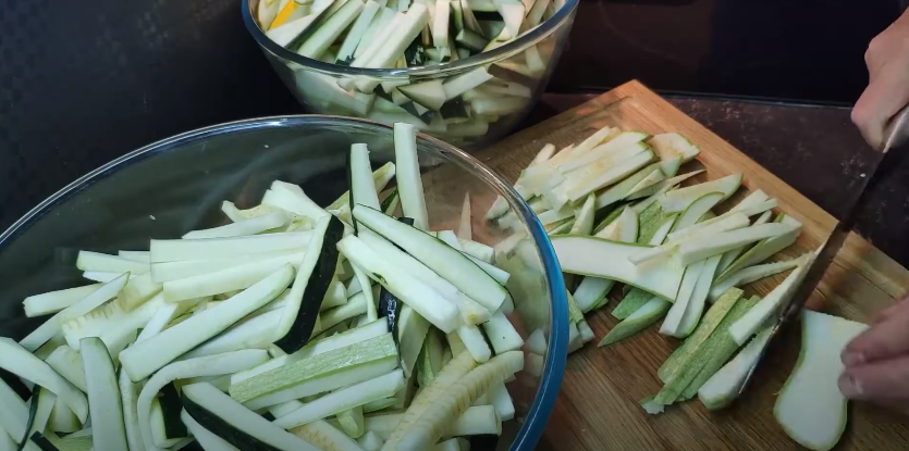 Цей смачний салат на зиму із кабачками підкорив всіх хто його пробував: простий і швидкий рецепт