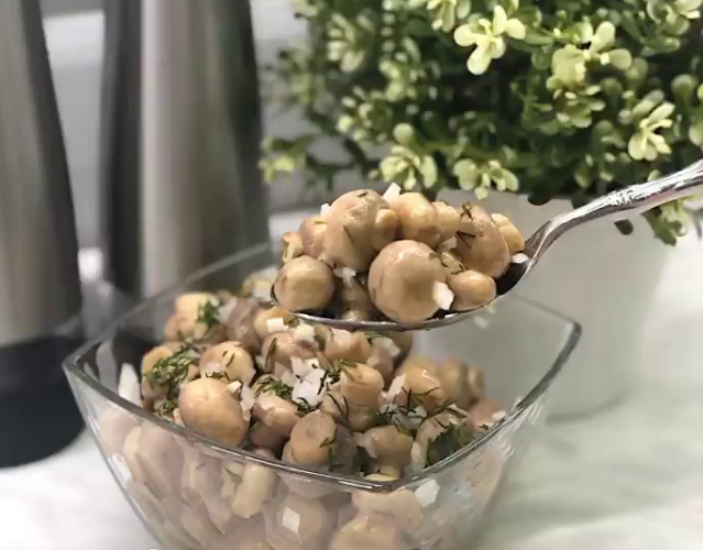 Простіше рецепту я просто не знаю! Мариновані печериці на швидку руку - у 100 разів смачніші за магазинні!