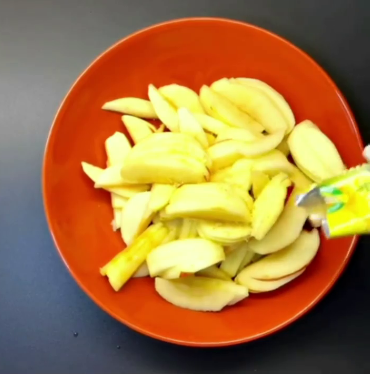 Знаменитий пляцок "Яблука в хмаринках" - дуже смачний пиріг! Ніжне суфле, соковиті яблука та пісочне тісто, ви повинні це спробувати!