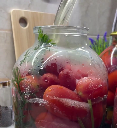 Мариновані помідори на зиму з морквяним бадиллям. Такої заготовки в моїм підвалі найбільше!