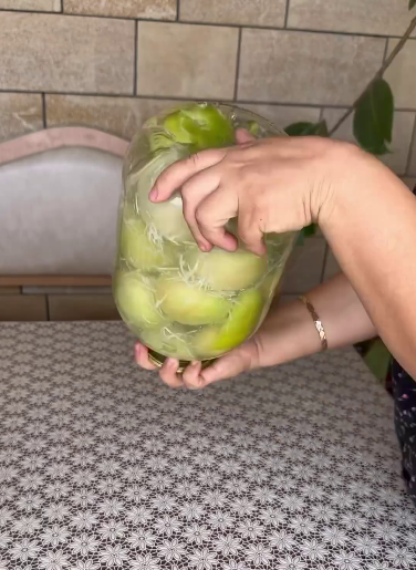 Сказати, що вони смачні - не сказати нічого! Дуже смачні, хрусткі мариновані зелені помідори! Хтось їх називає "Сніжинки", але ми їх називаємо "Часникові"