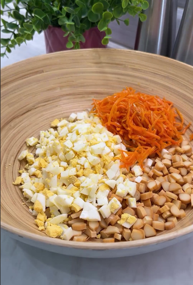 Це в нас самий ходовий салат без м'яса! Готую його лише із 4 інгредієнтів і на швидку руку!