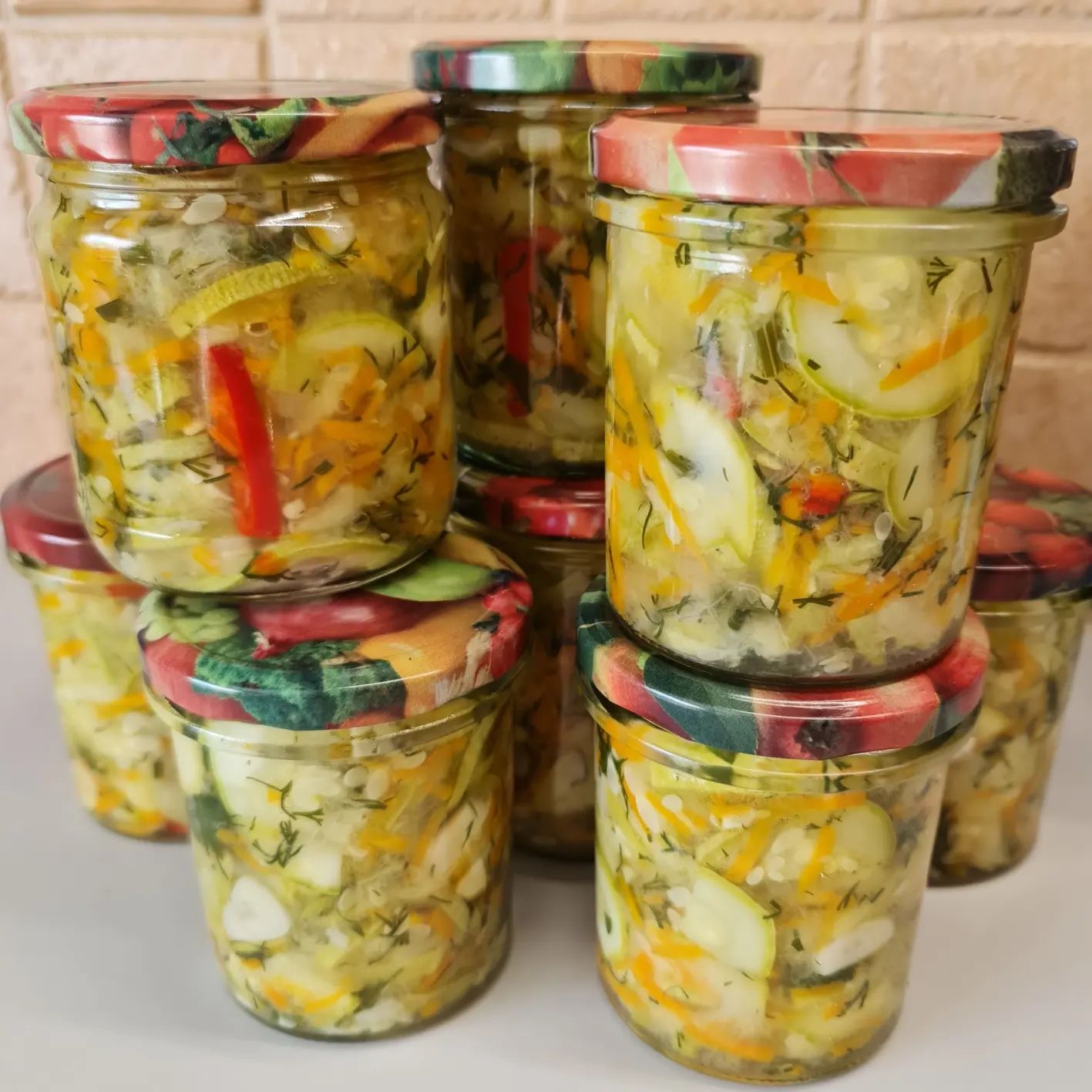 Кабачковий салат із зеленню та часником на зиму - це найулюбленіший салат чоловіка