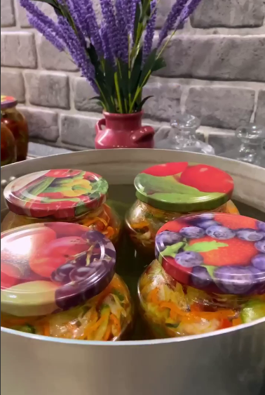 В цій банці є всі овочі! Наша обов'язкова щорічна заготовка! Пікантний салат на зиму "Золота осінь" - це дуже смачно!